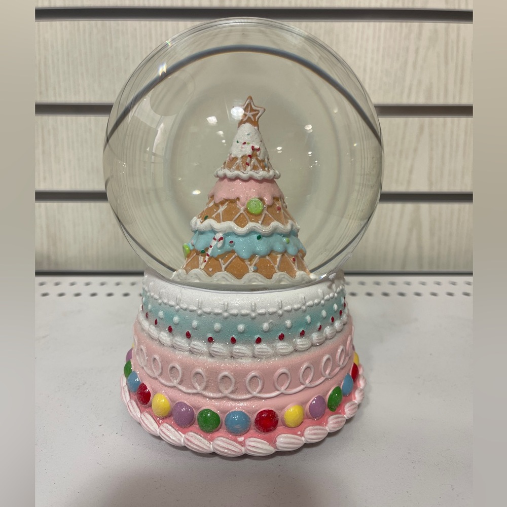 Cupcakes & Cashmere Pink Gingerbread Tree Musical Snowglobe 🩷🎄NWT Viral
